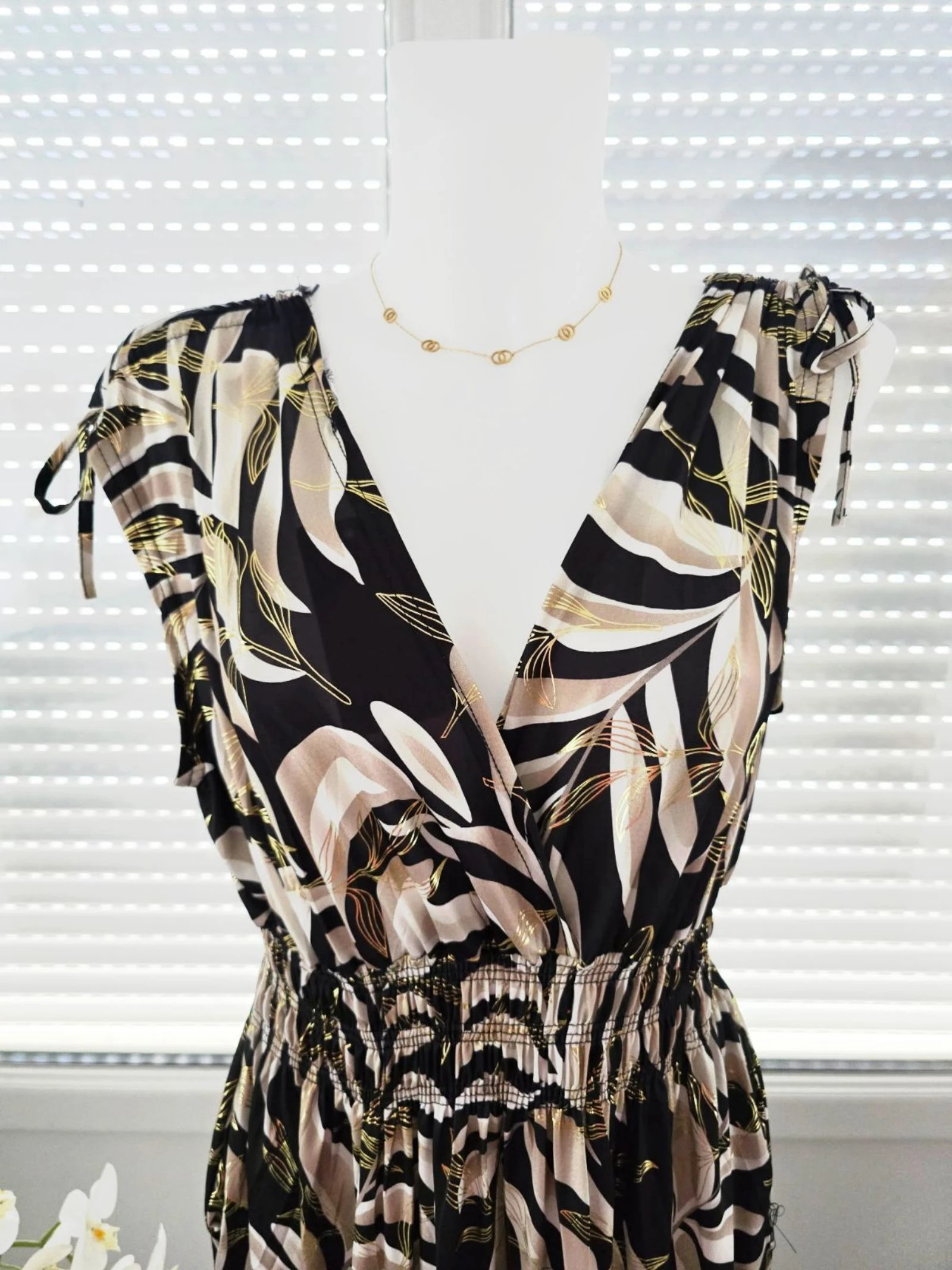 Robe magique noir beige blanc dorée  – photo 2